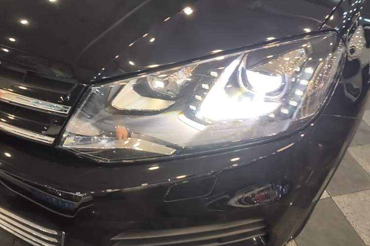 Used Volkswagen Touareg 2011 3.0 TSI Comfort Version Left Front Headlight