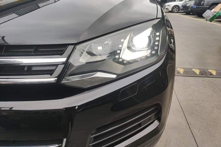 Used Volkswagen Touareg 2011 3.0 TSI Comfort Version Left Front Headlight