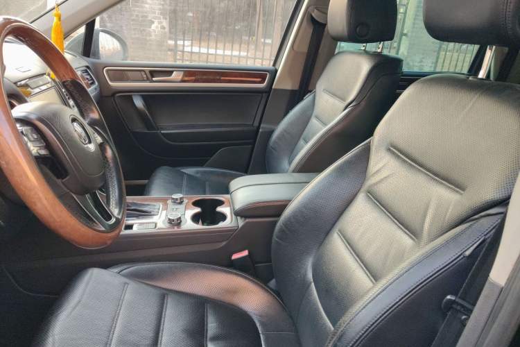 Used Volkswagen Touareg 2011 3.0 TSI High-End Version Left Front Seat
