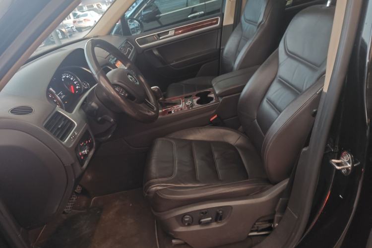 Used Volkswagen Touareg 2011 3.0 TSI Standard Version Left Front Seat
