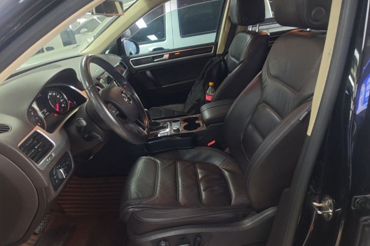 Used Volkswagen Touareg 2011 3.0 TSI Standard Version Left Front Seat