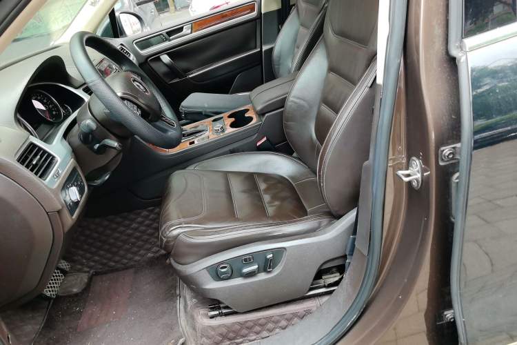 Used Volkswagen Touareg 2011 3.0 TSI Standard Version Left Front Seat