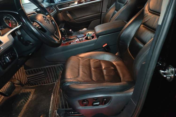 Used Volkswagen Touareg 2011 3.0 TSI Standard Version Left Front Seat
