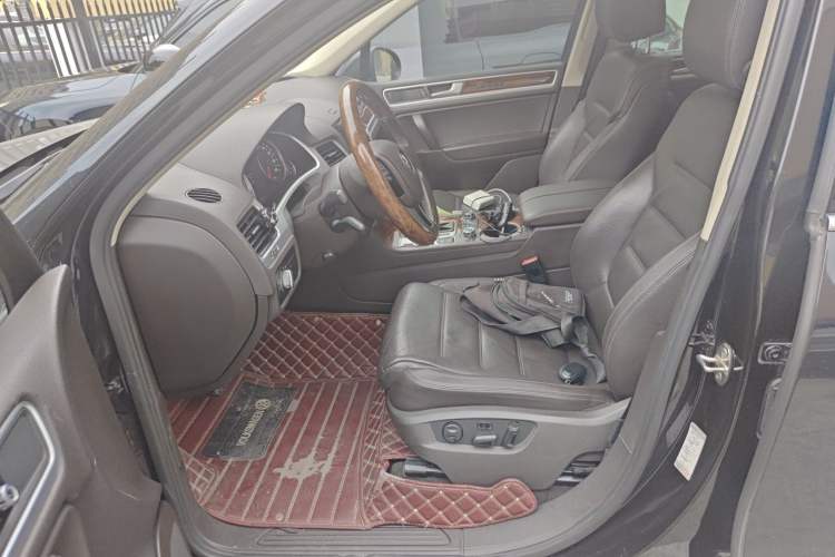 Used Volkswagen Touareg 2011 3.0 TSI High-End Version Left Front Seat