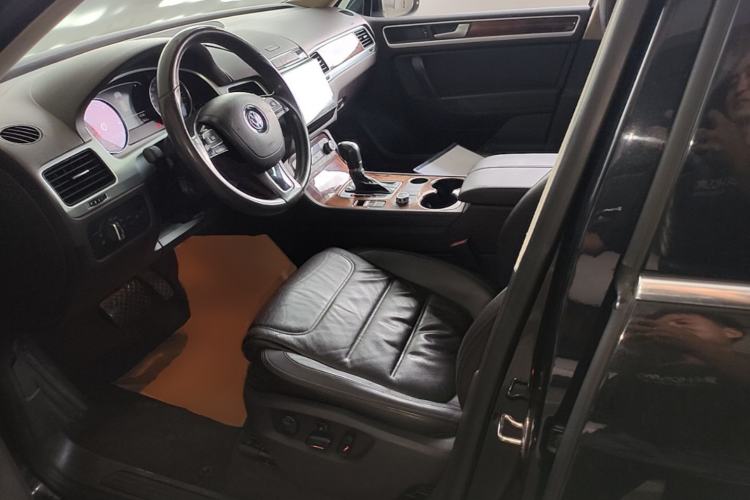 Used Volkswagen Touareg 2011 3.0 TSI Standard Version Left Front Seat