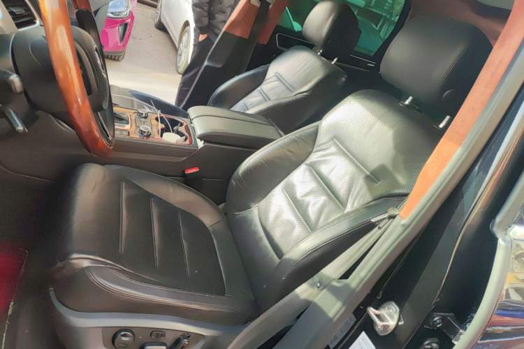 Used Volkswagen Touareg 2011 3.0 TSI High-End Version Left Front Seat