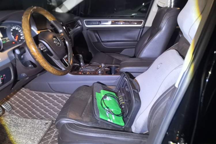 Used Volkswagen Touareg 2011 3.0 TSI Hybrid Left Front Seat