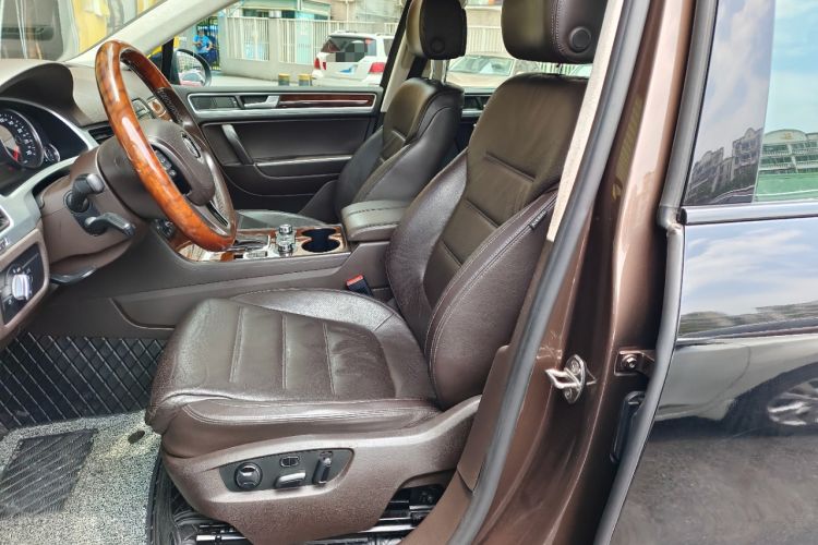 Used Volkswagen Touareg 2011 3.0 TDI Diesel Comfort Version Left Front Seat