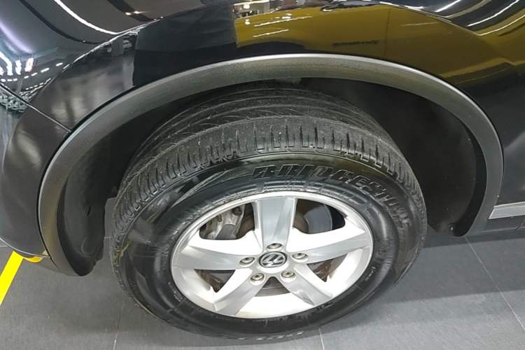 Used Volkswagen Touareg 2011 3.0 TSI Comfort Version Left Front Wheel Hub
