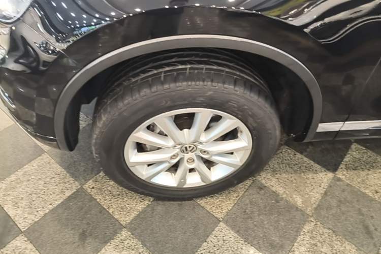 Used Volkswagen Touareg 2011 3.0 TSI Comfort Version Left Front Wheel Hub