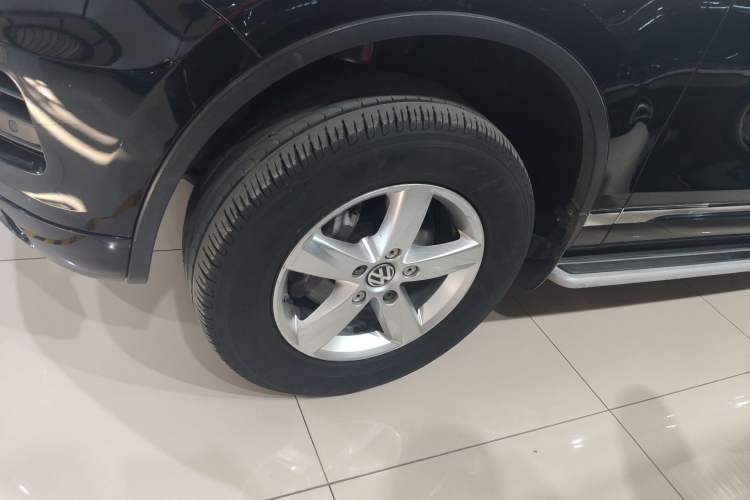 Used Volkswagen Touareg 2011 3.0 TSI Comfort Version Left Front Wheel Hub