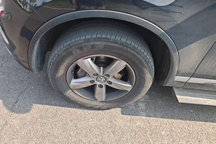 Used Volkswagen Touareg 2011 3.0 TSI Comfort Version Left Front Wheel Hub