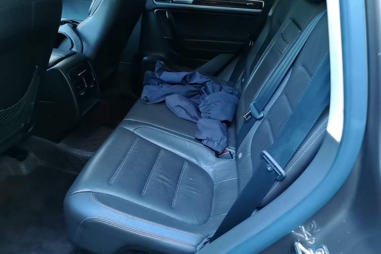 Used Volkswagen Touareg 2011 3.0 TSI Comfort Version Left Rear Seat