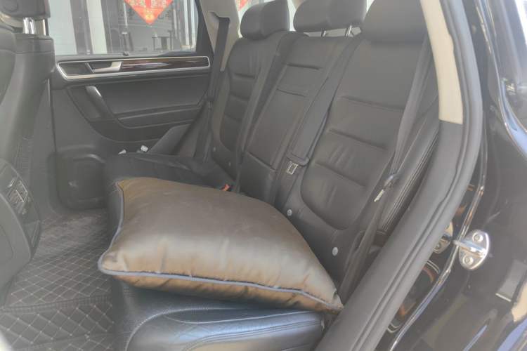 Used Volkswagen Touareg 2011 3.0 TDI Diesel Comfort Version Left Rear Seat