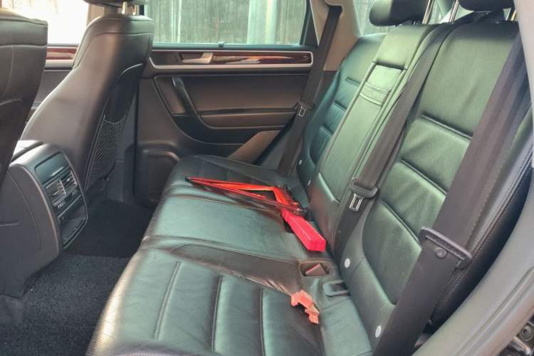 Used Volkswagen Touareg 2011 3.0 TSI High-End Version Left Rear Seat