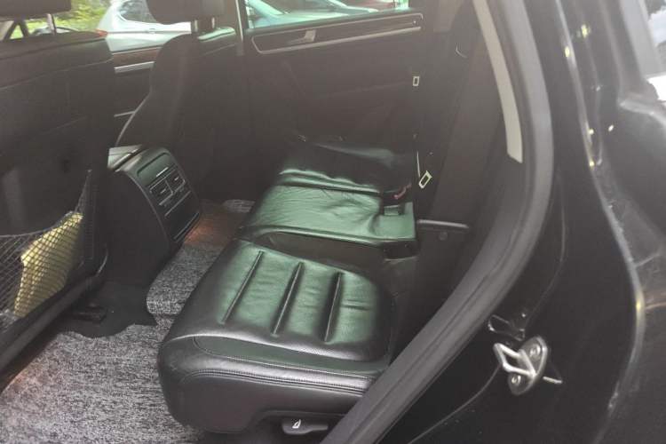 Used Volkswagen Touareg 2011 3.0 TSI High-End Version Left Rear Seat