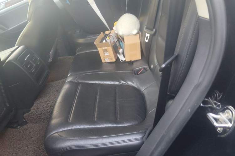 Used Volkswagen Touareg 2011 3.0 TSI High-End Version Left Rear Seat