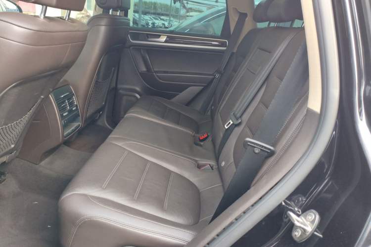 Used Volkswagen Touareg 2011 3.0 TSI High-End Version Left Rear Seat
