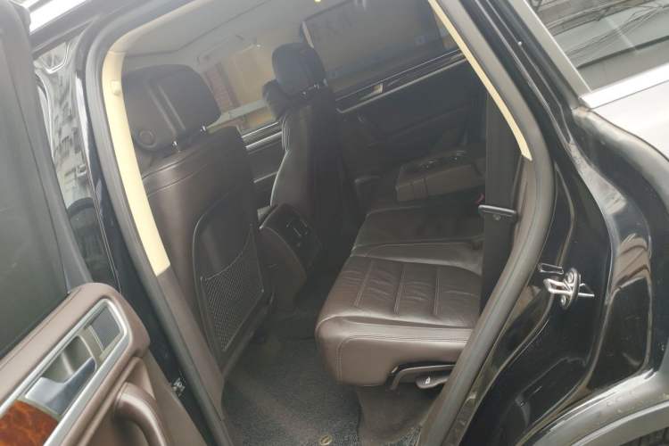 Used Volkswagen Touareg 2011 3.0 TSI Comfort Version Left Rear Seat
