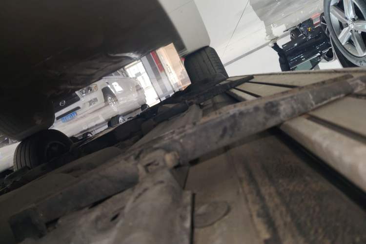 Used Volkswagen Touareg 2011 3.0 TSI Comfort Version Left Side Sill