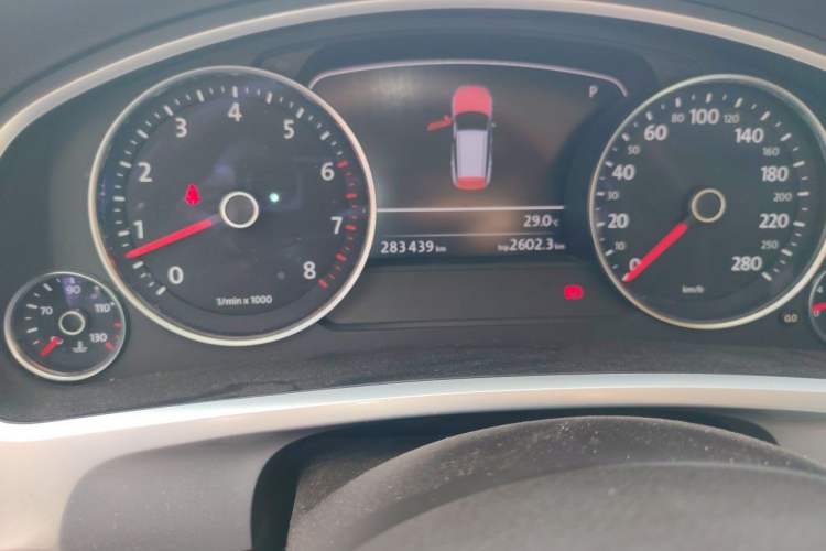 Used Volkswagen Touareg 2011 3.0 TSI Comfort Version Odometer Close Up