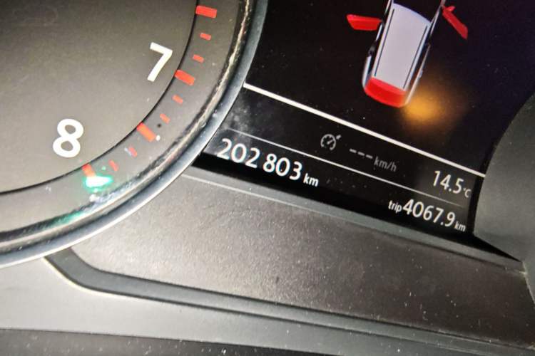 Used Volkswagen Touareg 2011 3.0 TSI Standard Version Odometer Close Up