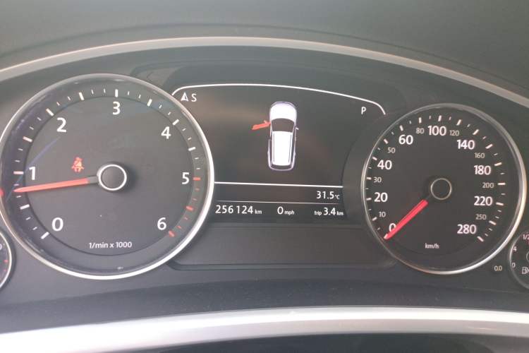 Used Volkswagen Touareg 2011 3.0 TDI Diesel Luxury Model Odometer Close Up