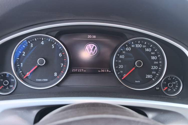 Used Volkswagen Touareg 2011 3.0 TSI Standard Version Odometer Close Up
