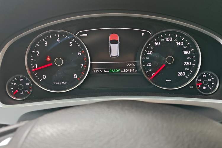 Used Volkswagen Touareg 2011 3.0 TSI Hybrid Odometer Close Up