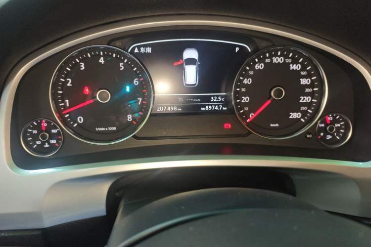 Used Volkswagen Touareg 2011 3.0 TSI High-End Version Odometer Close Up