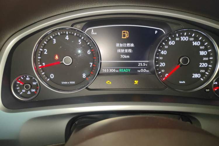 Used Volkswagen Touareg 2011 3.0 TSI Hybrid Odometer Close Up