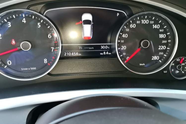 Used Volkswagen Touareg 2011 3.0 TSI Comfort Version Odometer Close Up