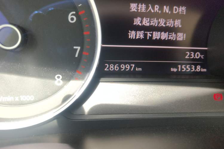 Used Volkswagen Touareg 2011 3.0 TSI High-End Version Odometer Close Up
