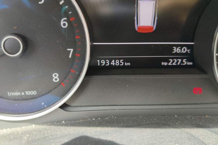 Used Volkswagen Touareg 2011 3.0 TSI Comfort Version Odometer Close Up