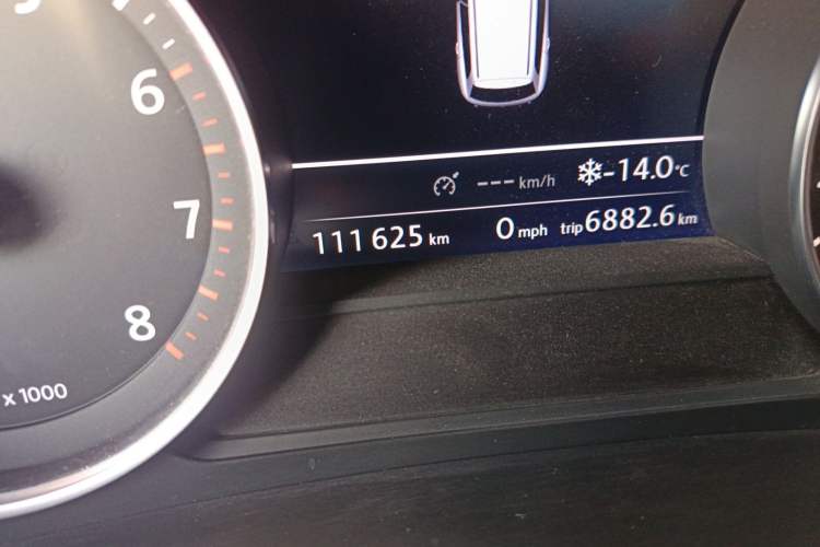 Used Volkswagen Touareg 2011 3.0 TSI Comfort Version Odometer Close Up