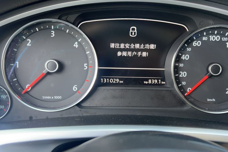 Used Volkswagen Touareg 2011 3.0 TDI Diesel Standard Version Odometer Close Up