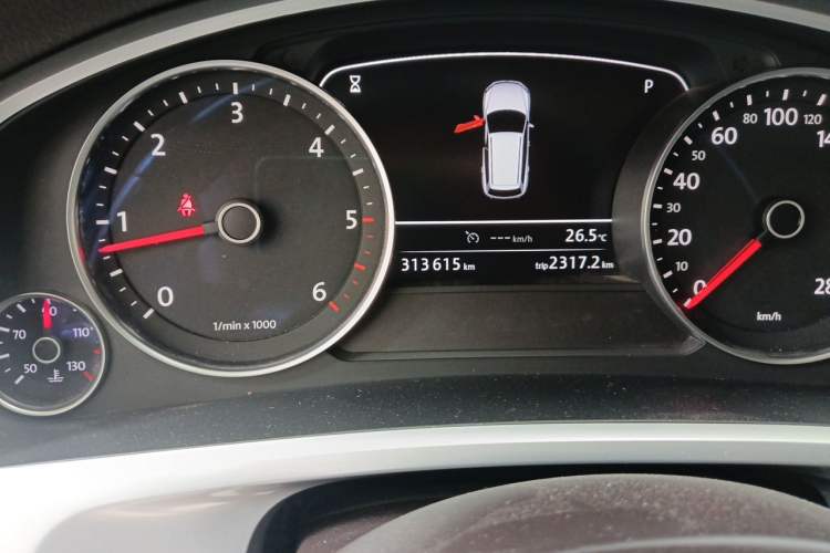 Used Volkswagen Touareg 2011 3.0 TDI Diesel Standard Version Odometer Close Up