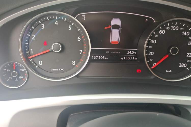 Used Volkswagen Touareg 2011 3.0 TSI Standard Version Odometer Close Up