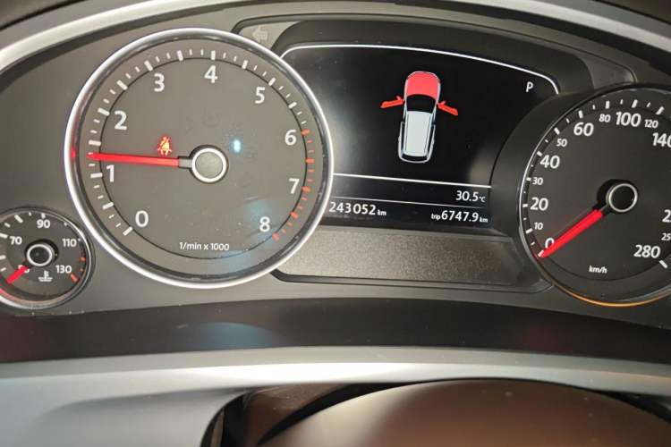 Used Volkswagen Touareg 2011 3.0 TSI Comfort Version Odometer Close Up
