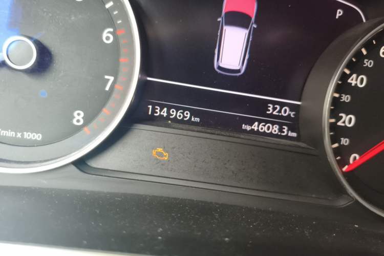 Used Volkswagen Touareg 2011 3.0 TSI Comfort Version Odometer Close Up