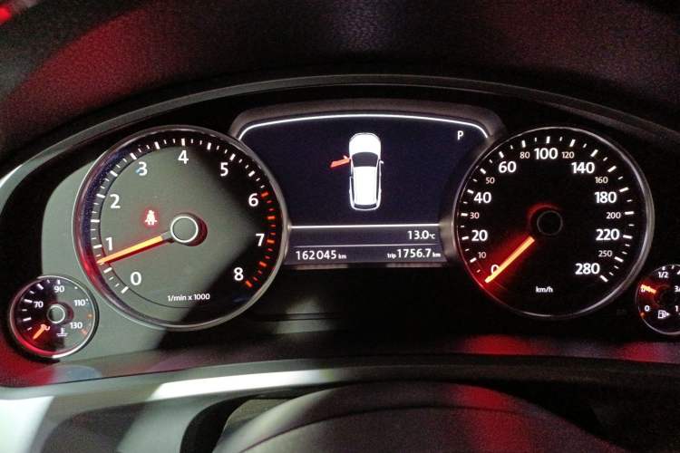 Used Volkswagen Touareg 2011 3.0 TSI Comfort Version Odometer Close Up