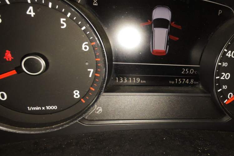 Used Volkswagen Touareg 2011 3.0 TSI Standard Version Odometer Close Up