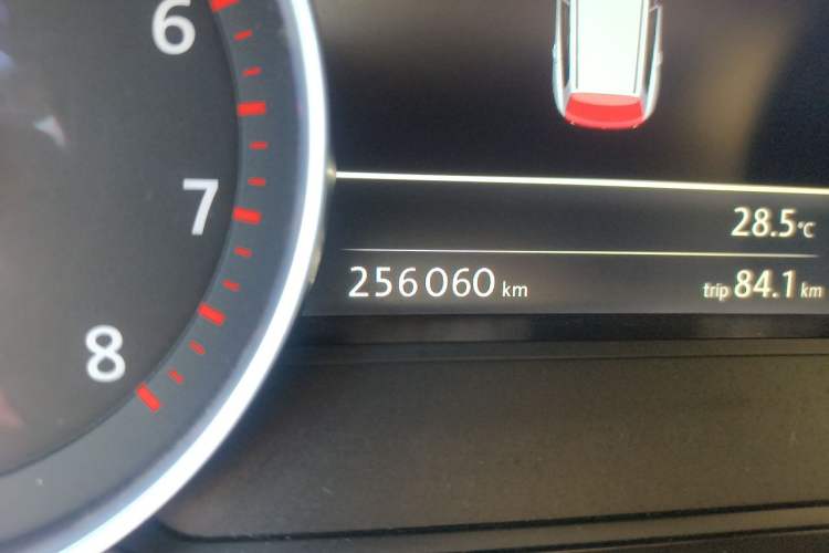 Used Volkswagen Touareg 2011 3.0 TSI Standard Version Odometer Close Up