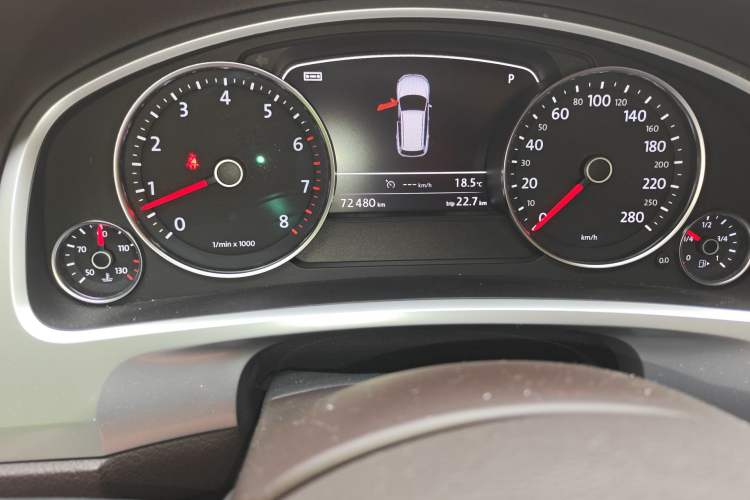 Used Volkswagen Touareg 2011 3.0 TSI Standard Version Odometer Close Up