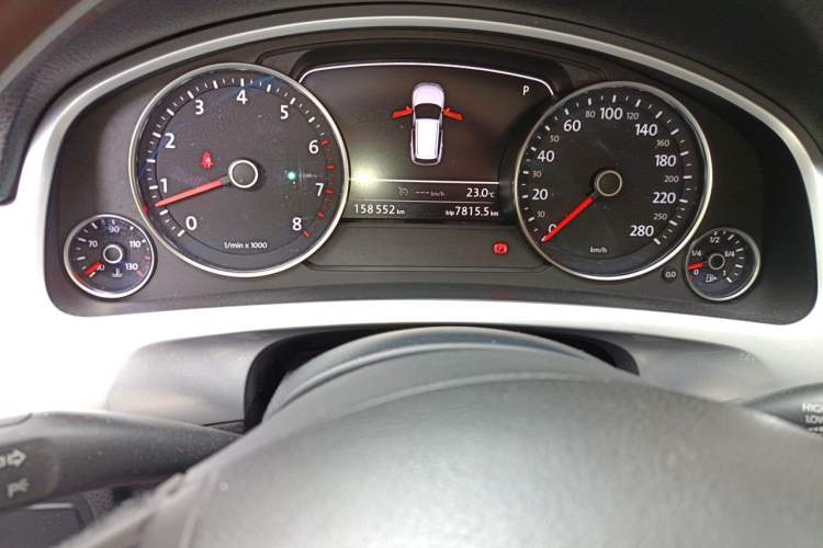 Used Volkswagen Touareg 2011 3.0 TSI High-End Version Odometer Close Up