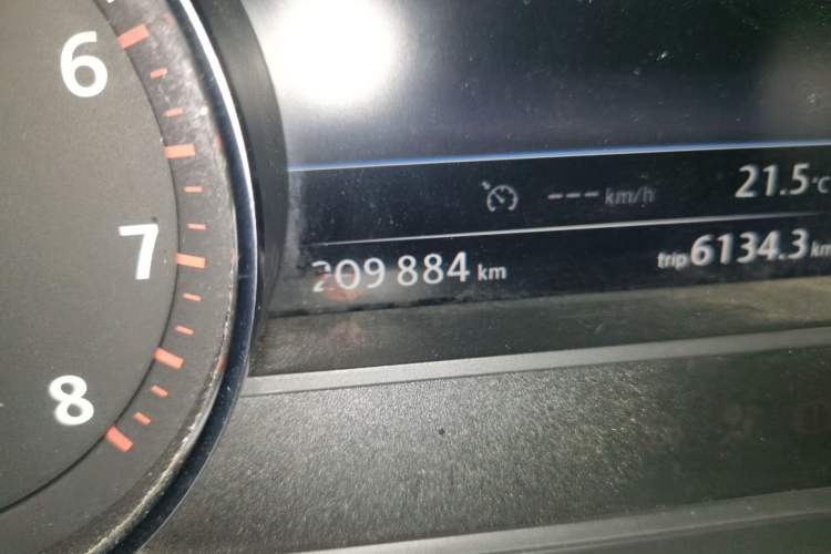 Used Volkswagen Touareg 2011 3.0 TSI Comfort Version Odometer Close Up