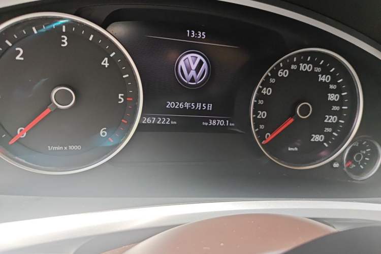 Used Volkswagen Touareg 2011 3.0 TDI Diesel Standard Version Odometer Close Up