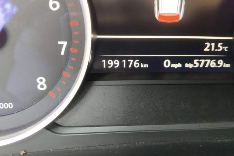 Used Volkswagen Touareg 2011 3.0 TSI High-End Version Odometer Close Up