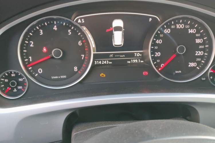 Used Volkswagen Touareg 2011 3.0 TSI High-End Version Odometer Close Up