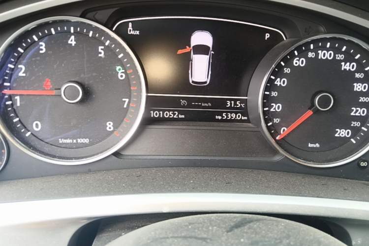 Used Volkswagen Touareg 2011 3.0 TSI Standard Version Odometer Close Up